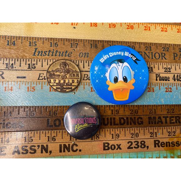 Vintage WALT DISNEY WORLD MGM STUDIOS MEDAL COIN TOKEN Pins Donald Duck Mickey - Picture 1 of 9